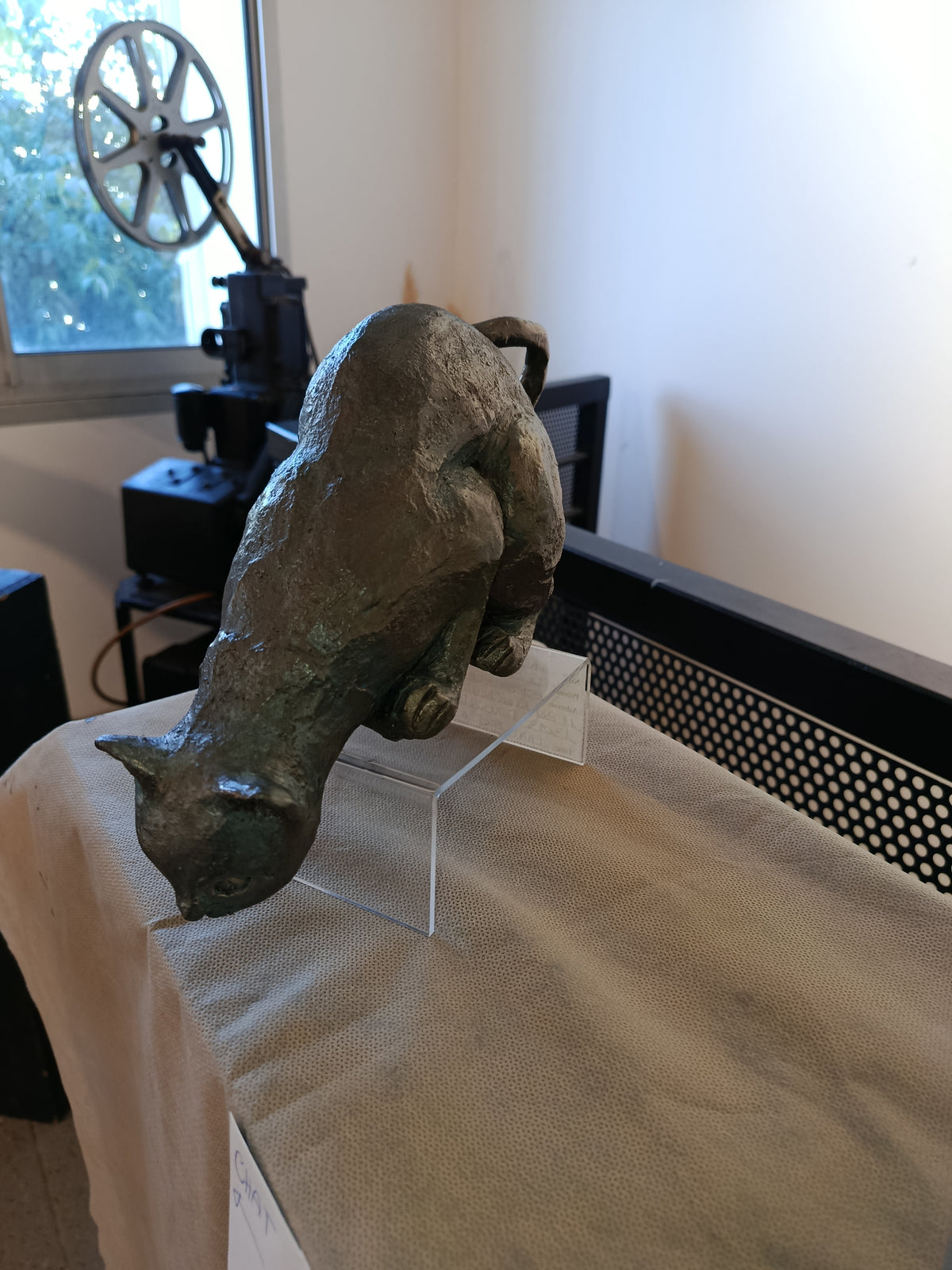 Sculpture Chat sautant